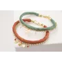 Pulsera de seda rellena verde con perlas cosidas c