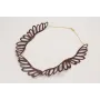 Collar alas esmaltadas marrón cosidas rematada con