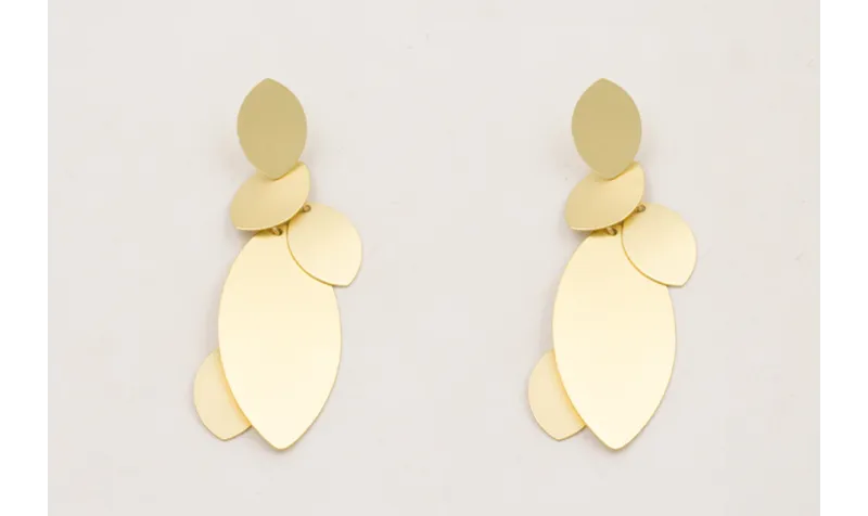 Pendientes ovalos curvados dorado mates.