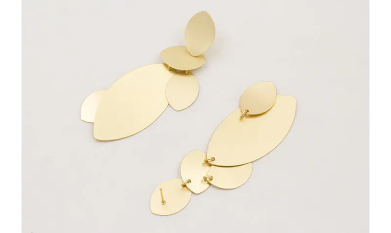 Pendientes ovalos curvados dorado mates.