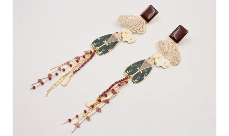 Pendientes perno rectangulo granate, polilla esmal