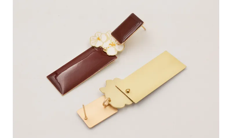 Pendientes perno rectangulo esmaltado granate con 