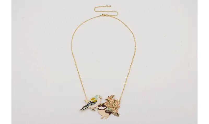Collar cadena eslabón plana dorada mate con pájaro