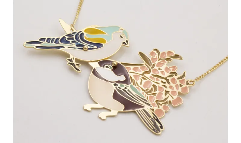 Collar cadena eslabón plana dorada mate con pájaro