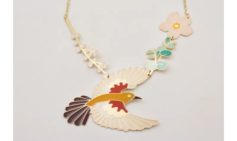 Collar cadena ovalos dorados mates con pájaro esma