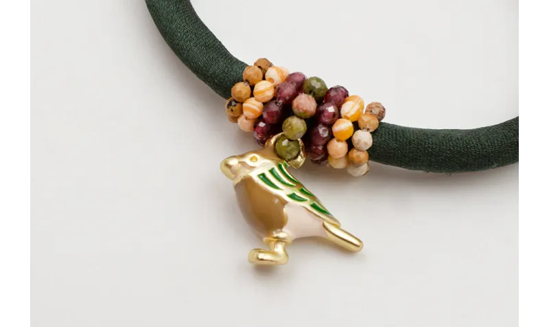 Pulsera de seda rellena color verde oscuro con ari