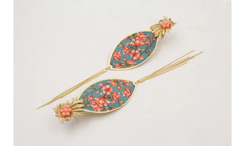 Pendiente nenufar dorado mate con flor de coral pi