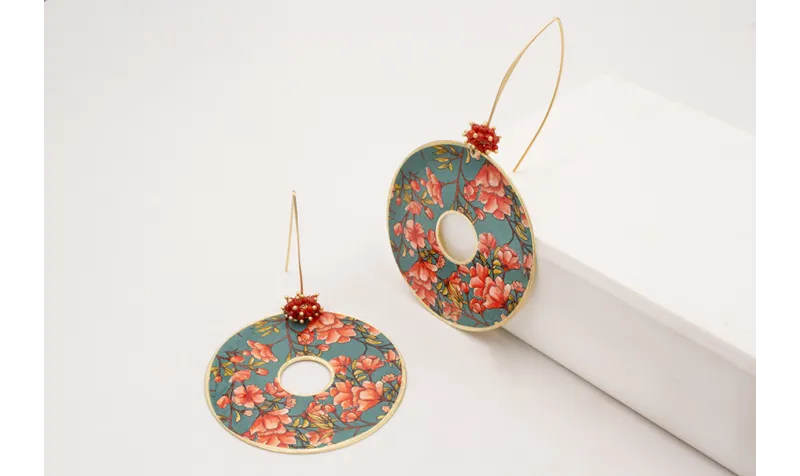 Pendientes V dorado mate con burruño coralitos y d