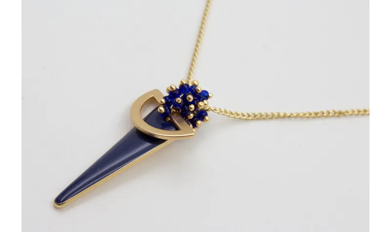 Collar cadena eslabón plano dorado mate con burruñ