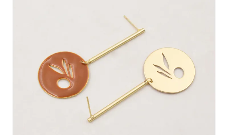 Pendientes perno pivote dorado mate con colgante d