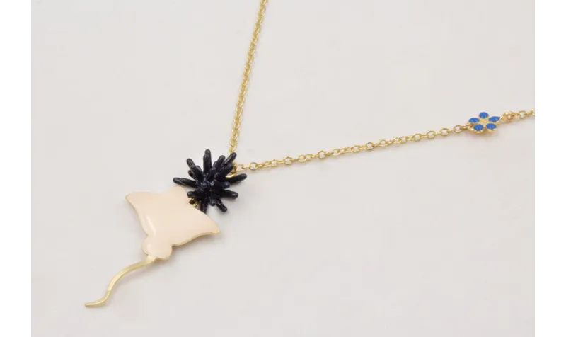 Collar cadena con margarita azul en el medio, mant