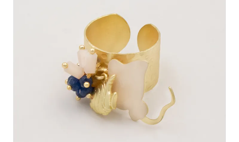 Anillo de arandela con manta raya beige,pez dorado