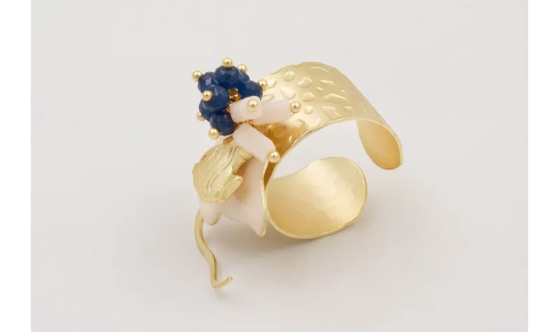 Anillo de arandela con manta raya beige,pez dorado