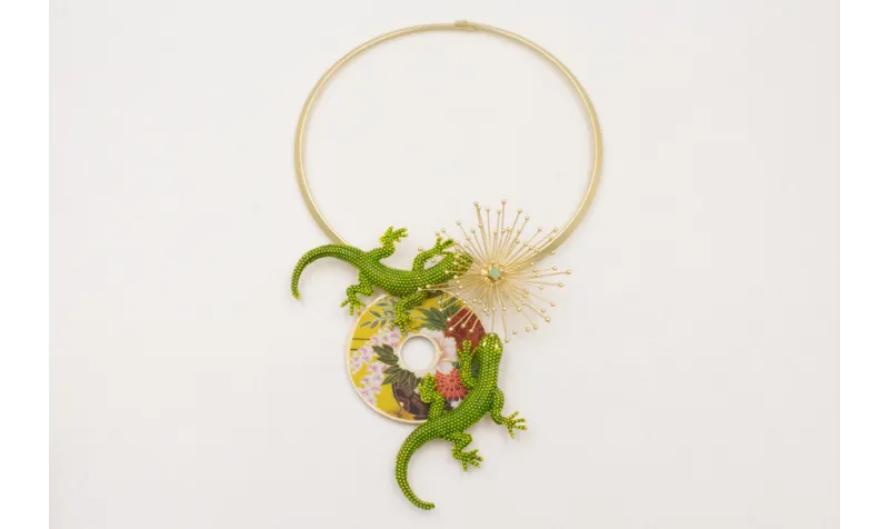 Collar rigido lámina dorado mate con largartos esm