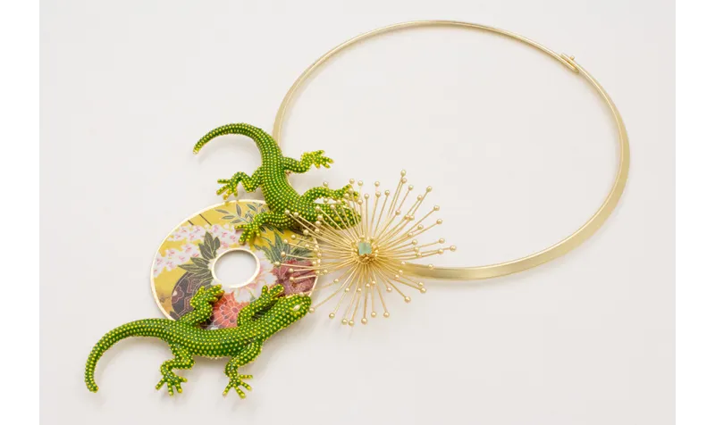 Collar rigido lámina dorado mate con largartos esm