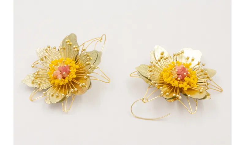 Pendiente gancho con flor grande pétalos y lenteju