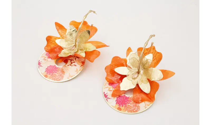 Pendientes aro bambú grande con disco flores rosas