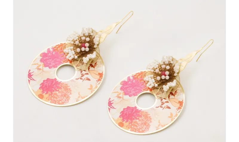 Pendientes hoja alargada calada dorada mate con co