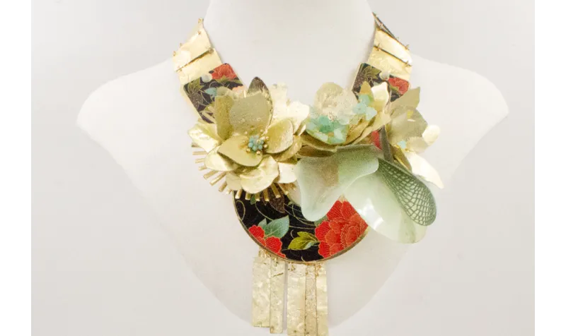 Collar lentejuelas cuadradas doradas con centro di