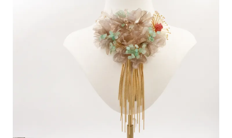 Collar lentejuelas cuadradas grises con centro len