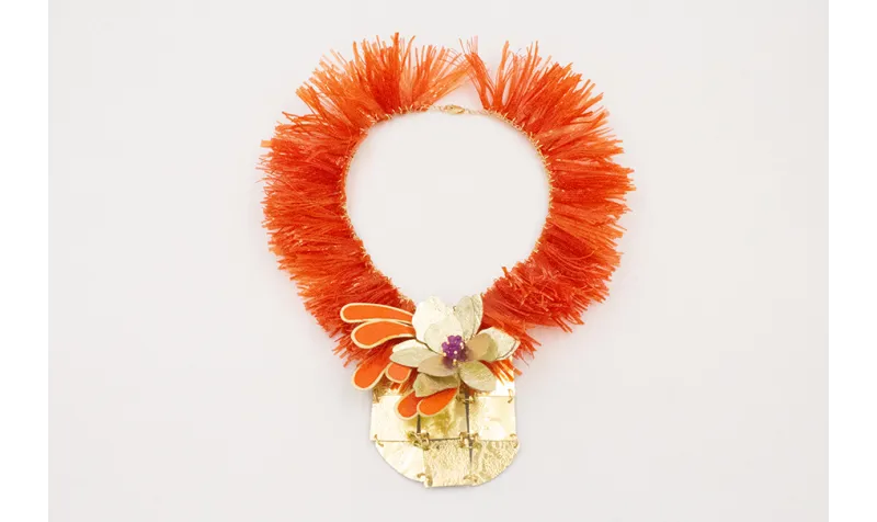 Collar lentejuelas flecos naranjas con centro flor