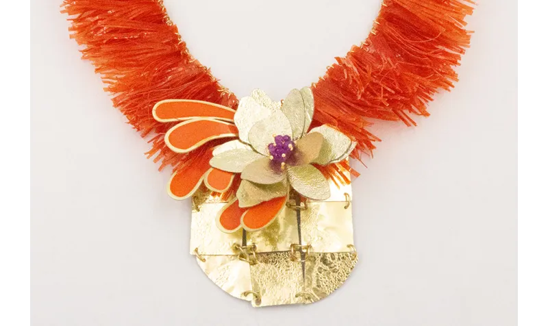 Collar lentejuelas flecos naranjas con centro flor