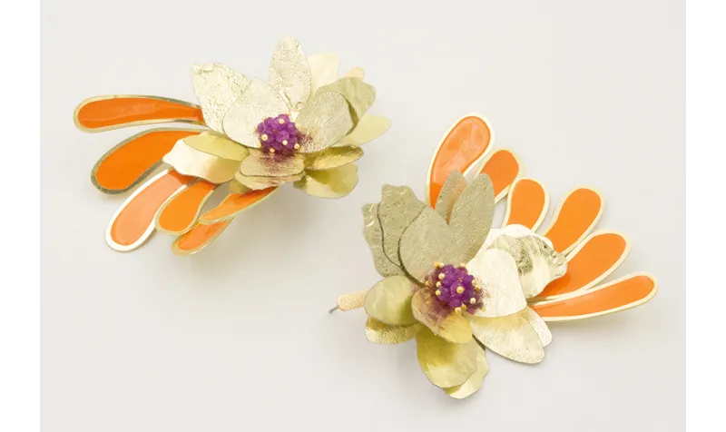 Pendientes perno lámina satinada con colgante péta