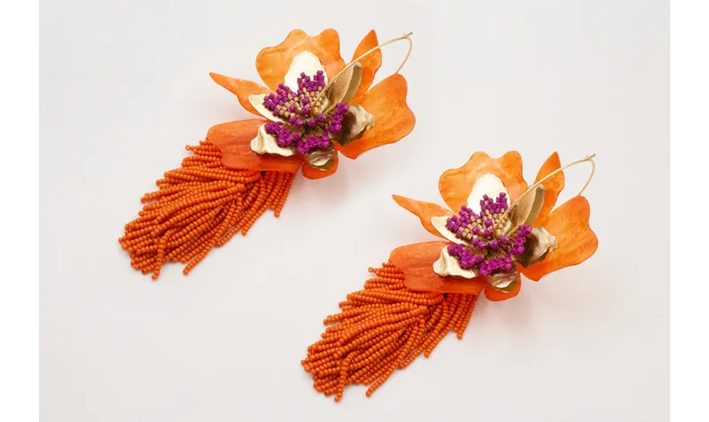 Pendiente aro grande dorado mate con flor de lente