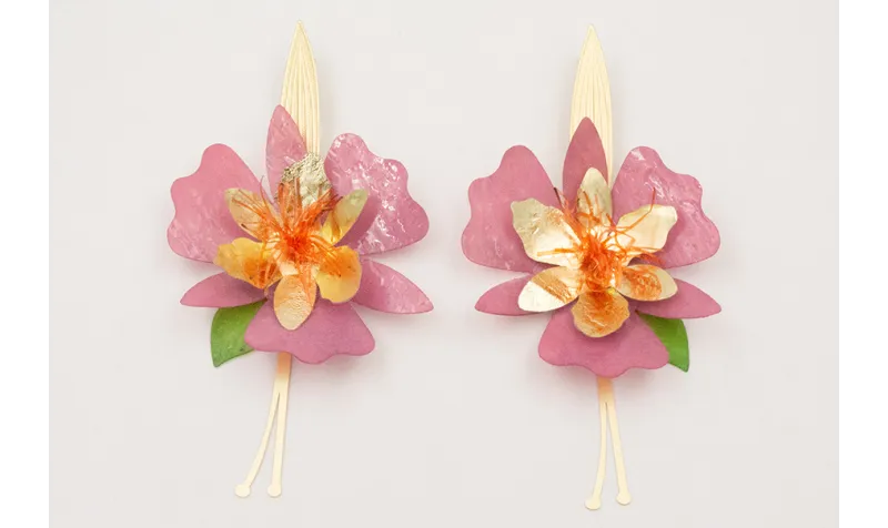 Pendientes perno hoja alargada dorada mate con flo