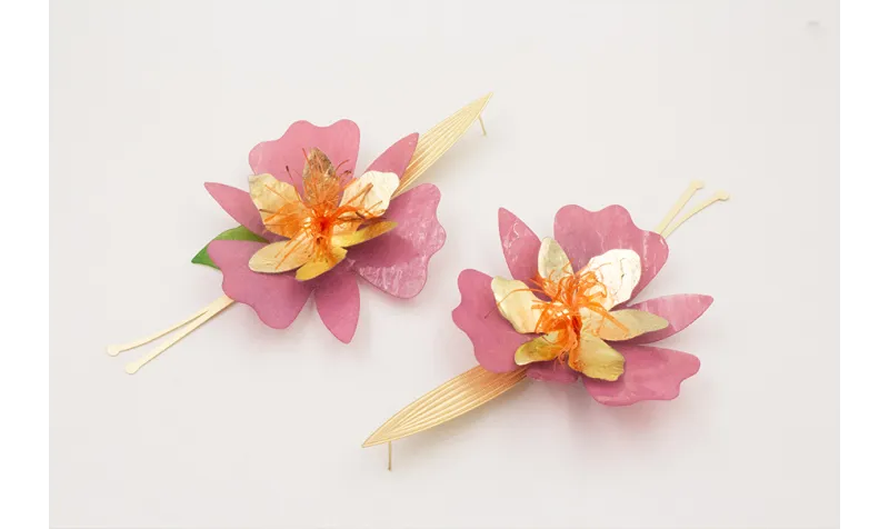 Pendientes perno hoja alargada dorada mate con flo