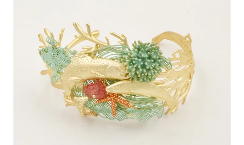 Brazalete de coral con pez tropical esmaltado turq