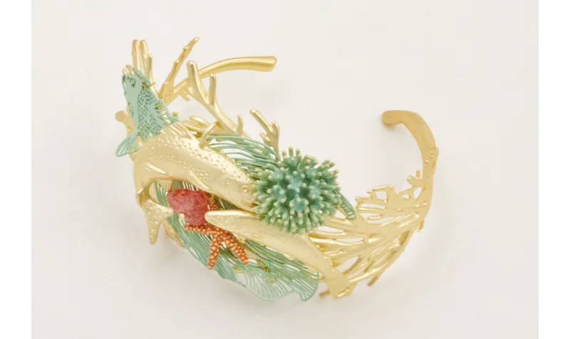 Brazalete de coral con pez tropical esmaltado turq