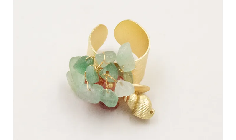 Anillo con caracola y concha dorado mate con rama 