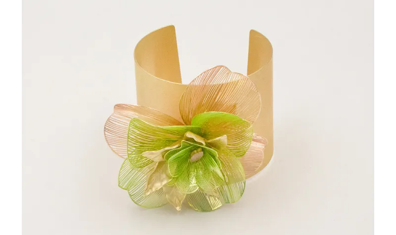 Brazalete con flores metalicas cobre y verde, flor