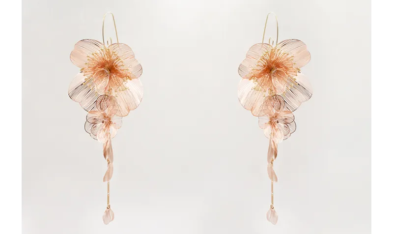 Pendientes gancho dorado con flores metalicas colo