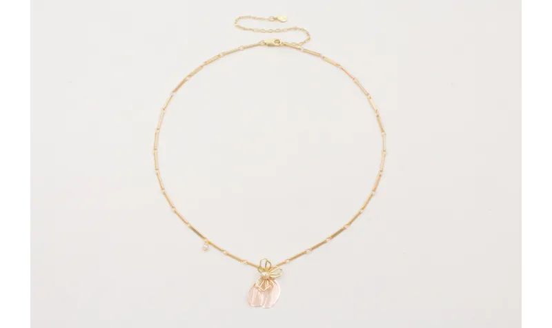 Collar cadena listones con colgante pétalo metaliz