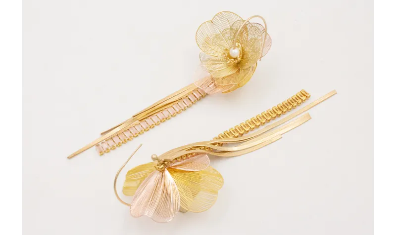 Pendientes aro con bolita dorado mate fleco cadena