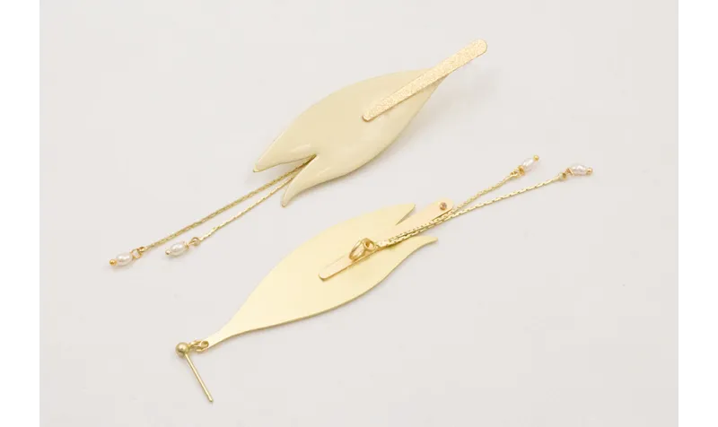 Pendientes irregulares lámina satinada,perno bolit