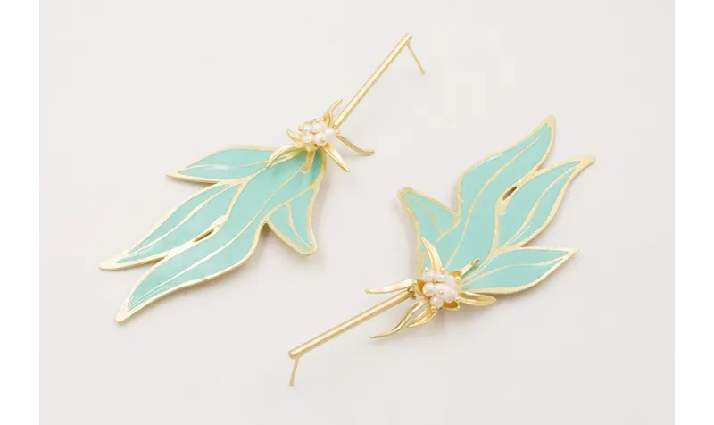 Pendientes perno listón dorado mate con flores esm