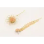 Pendientes asimetricos con flor alambre dorado mat