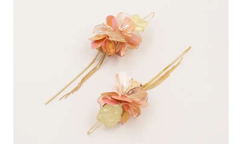 Pendientes perno hoja ovalada dorada mate con flor