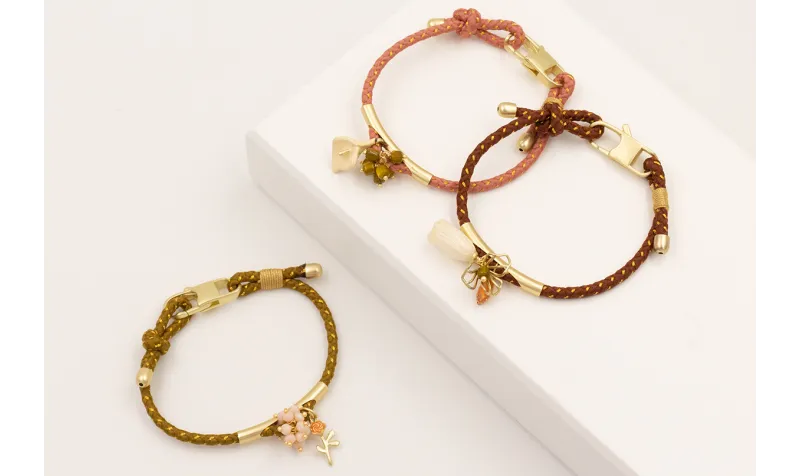 Pulsera cordón pistacho con hilo dorado, tubo meta