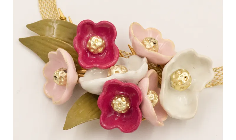 Collar cadena tira dorada mate con flores acampana