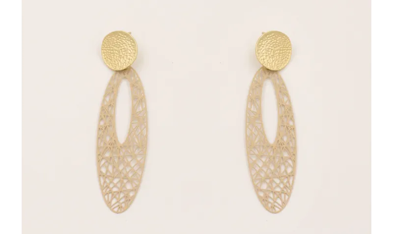 Pendientes perno disco dorado mate y filigrana ova