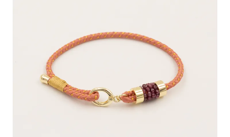 Pulsera cordón rosa palo con hilo dorado, mosquetó