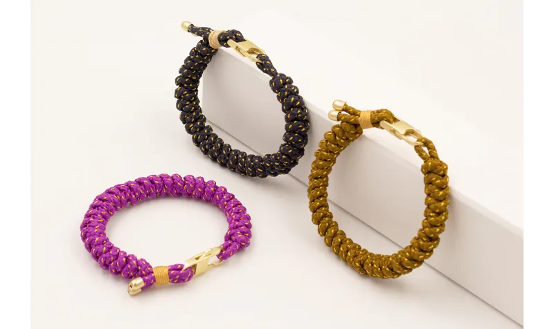 Pulsera cordón azul petróleo con hilo dorado nudo 