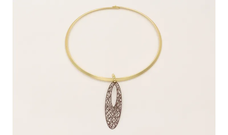 Collar lámina rigida dorada mate con colgante oval