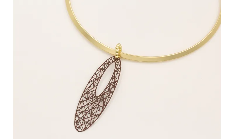 Collar lámina rigida dorada mate con colgante oval