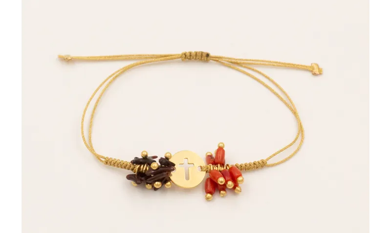 Pulsera hilo macramé dorado con burruños de chips