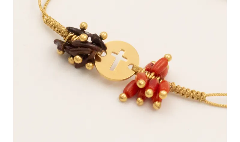 Pulsera hilo macramé dorado con burruños de chips